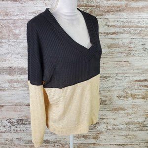 Ceny Black and Beige Long Sleeve V-Neck Knit Pullover Sweater Size Medium